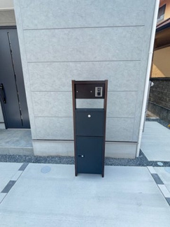 【玄関】 | 廿日市市平良2（廿日市駅）全3区画　NO3【外構工事込み】 | ☆玄関先に設置された宅配ボックスは留守も安心です☆