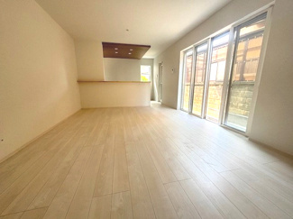 【居間・リビング】 | 廿日市市平良2（廿日市駅）全3区画　NO3【外構工事込み】 | 南向きで多数の窓が設置された16帖リビング☆明るい陽ざしを取り込みます☆