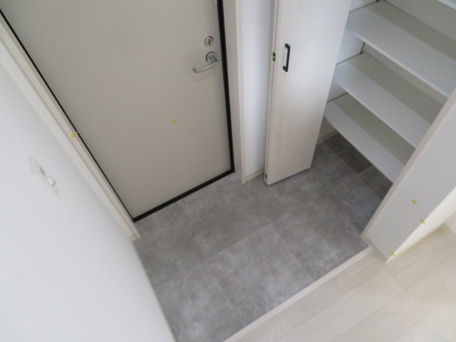クリエオーレ菱屋東の玄関