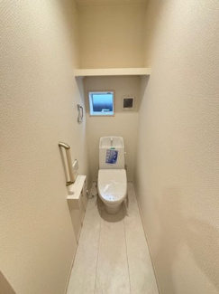 【トイレ】 | 呉市焼山東2丁目　限定1棟【71坪】【P3台可】 | シンプルなデザインはお掃除やしやすく衛生的。温水洗浄便座付き　トイレ×２
