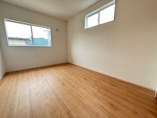 【洋室】 | 呉市焼山東2丁目　限定1棟【71坪】【P3台可】 | 2階　洋室×3　収納付きでお部屋がスッキリ広く使えます。　