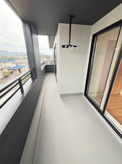 【バルコニー】 | 呉市焼山東2丁目　限定1棟【71坪】【P3台可】 | 南向きのワイドバルコニーは2部屋に陽ざしを取り込みます☆