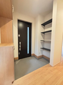【玄関】 | 呉市焼山東2丁目　限定1棟【71坪】【P3台可】 | シューズボックスとオープン収納が設置されており、家族の靴がスッキリ収納できます☆
