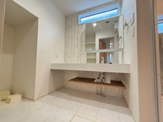 【独立洗面台】 | 呉市焼山東2丁目　限定1棟【71坪】【P3台可】 | 三面鏡付きの洗面台は、メイクもドライヤーも余裕のスペースです。