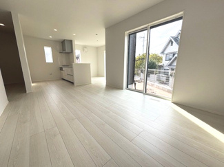 【居間・リビング】 | 佐伯区屋代2（山陽女学園駅）　全２区画　NO1 | 大きな窓が設置された17.7帖リビング☆対面式のキッチンでリビングが見渡せるので、お子様やご家族の様子が見えて安心です♪