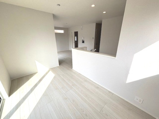 【居間・リビング】 | 佐伯区屋代2（山陽女学園駅）　全２区画　NO1 | 17.7帖リビング☆対面式のキッチンでリビングが見渡せるので、お子様やご家族の様子が見えて安心です♪