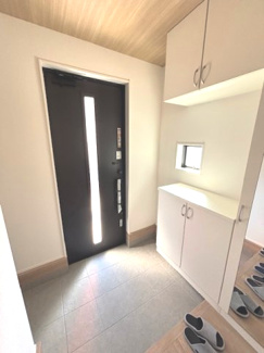 【玄関】 | 佐伯区五日市中央3（楽々園駅徒歩10分！）全5区画　NO5 | シューズボックスが設置されており、家族の靴がスッキリ収納できます☆