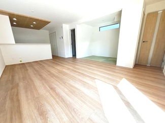 【居間・リビング】 | 佐伯区五日市中央3（楽々園駅徒歩10分！）全5区画　NO5 | 17.37帖リビング☆対面式のキッチンでリビングが見渡せるので、お子様やご家族の様子が見えて安心です♪