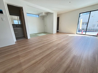 【居間・リビング】 | 佐伯区五日市中央3（楽々園駅徒歩10分！）全5区画　NO5 | 大きな窓が設置された17.37帖リビング☆対面式のキッチンでリビングが見渡せるので、お子様やご家族の様子が見えて安心です♪