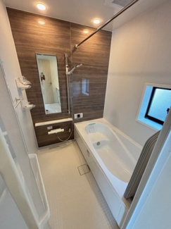 【浴室】 | 佐伯区五日市中央3（楽々園駅徒歩10分！）全5区画　NO5 | ゆったりした浴槽は、足を伸ばしてゆったり湯船につかることができます。
