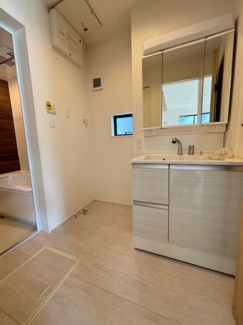 【独立洗面台】 | 佐伯区五日市中央3（楽々園駅徒歩10分！）全5区画　NO5 | 三面鏡付きの洗面台は、メイクもドライヤーも余裕のスペースです☆