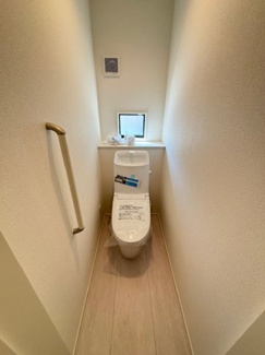 【トイレ】 | 佐伯区五日市中央3（楽々園駅徒歩10分！）全5区画　NO5 | シンプルなデザインはお掃除やしやすく衛生的。温水洗浄便座付き　トイレ×２