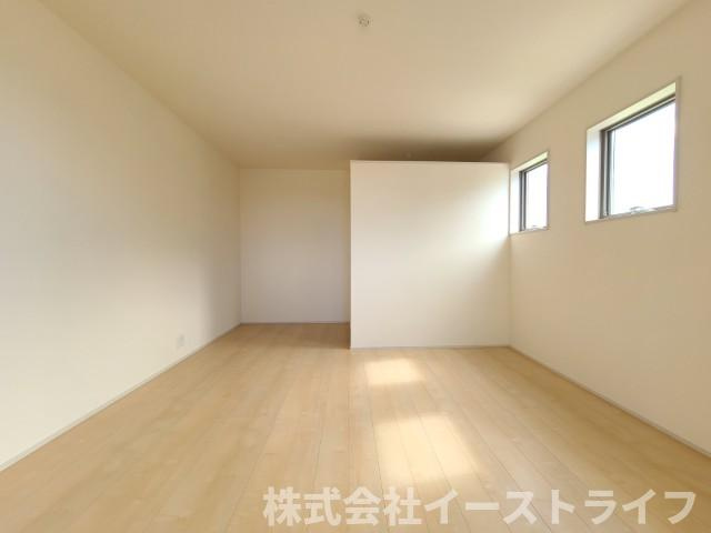 【新築戸建】　いわき市平泉崎第8　全8棟　【長期優良住宅】の寝室|5号棟写真　窓から日が差し込む明るい洋室。シンプルな造りなので配置するインテリア次第でお好きなお部屋の雰囲気に変えられます。