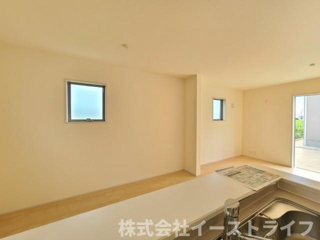 【新築戸建】　いわき市平泉崎第8　全8棟　【長期優良住宅】のキッチン|5号棟写真　対面キッチンを選ぶ方の多くが、家族とのコミュニケーションを重視して選ばれます。特に小さなお子さんを持つご家庭では、調理中もお子さんの様子をみられるということは大きな安心に繋がります！