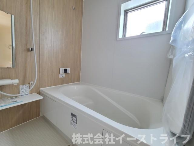 【新築戸建】　いわき市平泉崎第8　全8棟　【長期優良住宅】の浴室|5号棟写真　１坪サイズのバスルーム。浴室換気乾燥機を標準装備。乾きやすい床やお手入れのしやすい排水口など、いつも清潔にご使用いただけます。