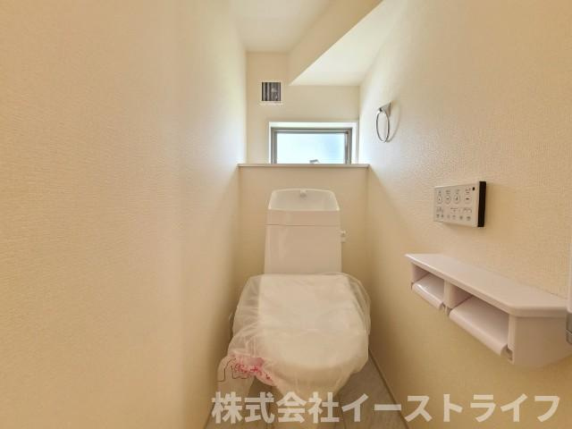 【新築戸建】　いわき市平泉崎第8　全8棟　【長期優良住宅】のトイレ|5号棟写真　白を基調とした、シンプルながらも落ち着くデザインです。洗浄機付き温水便座で機能性もばっちりです！