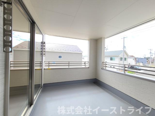 【新築戸建】　いわき市平泉崎第8　全8棟　【長期優良住宅】のバルコニー|5号棟写真　屋根があるので、雨で洗濯物を干せない…ということもありません。天気が良い日だと紫外線が気になるという方も、直射日光を避けることができます。天気に左右されずに済むのが人気です