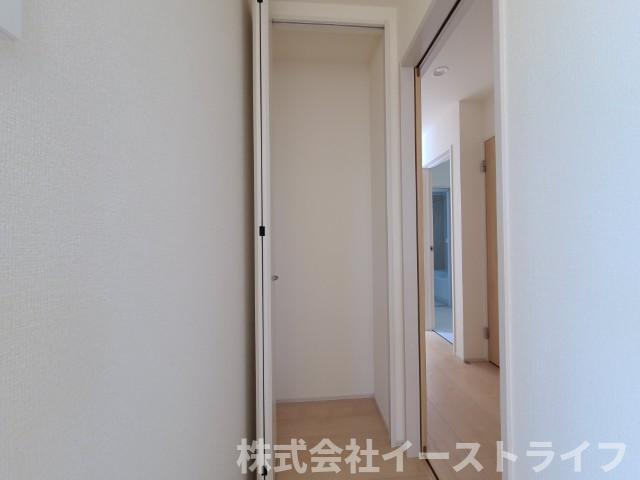 【新築戸建】　いわき市平泉崎第8　全8棟　【長期優良住宅】の収納|5号棟写真　リビング内にプラスワンの収納が付いるので、散らかりがちなLDKでも安心です。