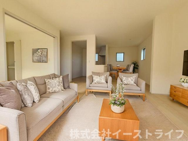 【新築戸建】　いわき市平泉崎第8　全8棟　【長期優良住宅】の居間・リビング|5号棟のリビングダイニングに家具を配置したイメージ画像です
※本画像はCGで作成しており、実際に現地に 家具は置かれておりません。また、価格に 家具は含まれておりません。