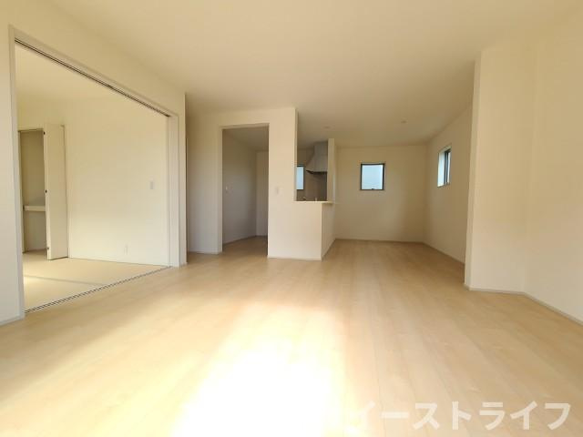 【新築戸建】　いわき市平泉崎第8　全8棟　【長期優良住宅】の居間・リビング|5号棟写真　一日の中で多くの時間を過すことになるリビングダイニングだからこそ、いつも穏やかな空間であることが必然。爽やかな通風と採光を存分に感じる事が出来る空間です。