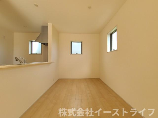 【新築戸建】　いわき市平泉崎第8　全8棟　【長期優良住宅】のダイニング|5号棟写真　キッチン前がダイニングスペースになっているので、料理の配膳や片付けが効率よく行えます。