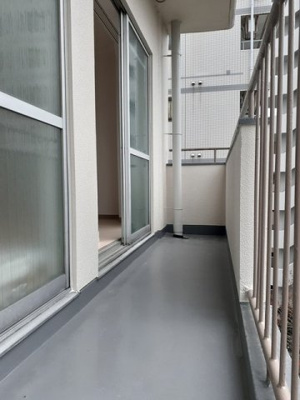 【バルコニー】 | Ｕ－Ｂｕｉｌ十二番丁　Ⅱ | 外からの目が気にならないバルコニーで洗濯物が干せます