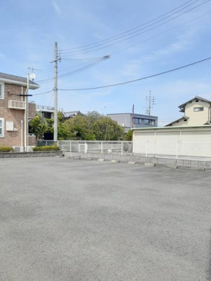 【駐車場】 | シャイニング・ベル | 車をお持ちの方に嬉しい駐車場付きの物件です