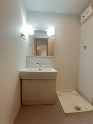 【洗面所】 | ベルシャイン　紀三井寺　Ⅰ | コンパクトで使いやすい洗面所