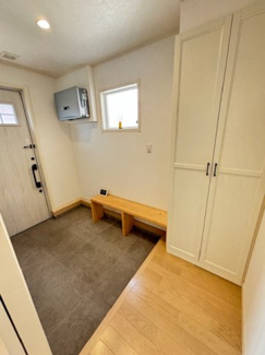 【玄関】 | 佐伯区海老園2（五日市駅）【築浅・中古住宅】 | シューズボックスが設置されており、家族の靴がスッキリ収納できます☆