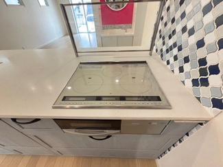 【キッチン】 | 佐伯区海老園2（五日市駅）【築浅・中古住宅】 | 火を使わないIHクッキングヒーターで安心調理☆凹凸がないのでお掃除もラク