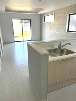 【居間・リビング】 | 佐伯区利松3丁目　全2区画　NO1【50坪】 | ２面から陽ざしを取り込む19.5帖リビング☆外の視線を気にせずくつろげる間取りが配慮されており、ゆっくりくつろぐことが出来ます☆