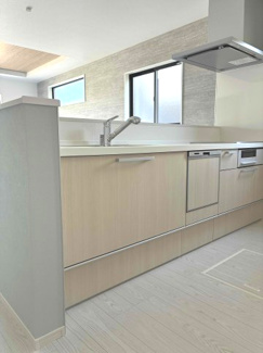 【キッチン】 | 佐伯区利松3丁目　全2区画　NO1【50坪】 | 機能的なシステムキッチンは、ワイドな幅があり家族で調理も可能です☆食器洗浄機が設置されており家事の時間をゆとりの時間に変えた暮らしが可能です☆