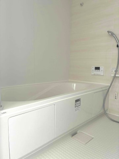 【浴室】 | 佐伯区利松3丁目　全2区画　NO1【50坪】 | ゆったりした浴槽は、足を伸ばしてゆったり湯船につかることができます。
