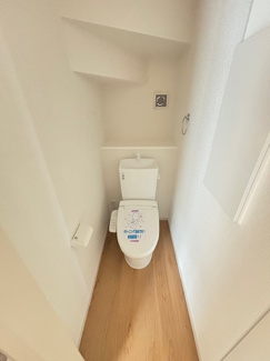 【トイレ】 | 佐伯区利松3丁目　全2区画　NO2【50坪】 | シンプルなデザインはお掃除やしやすく衛生的。温水洗浄便座付き　トイレ×２
