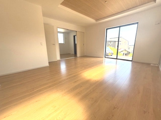 【居間・リビング】 | 佐伯区利松3丁目　全2区画　NO2【50坪】 | 大きな窓が設置された18帖リビング☆4.6帖洋室につながっています☆