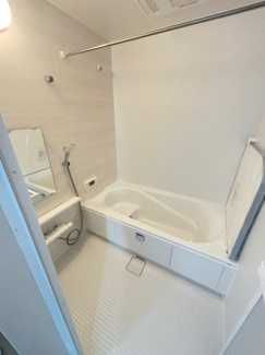 【浴室】 | 佐伯区利松3丁目　全2区画　NO2【50坪】 | ゆったりした浴槽は、足を伸ばしてゆったり湯船につかることができます。
