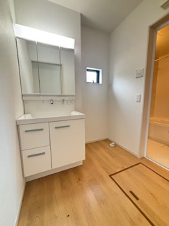 【独立洗面台】 | 佐伯区利松3丁目　全2区画　NO2【50坪】 | 三面鏡付きの洗面台は、メイクもドライヤーも余裕のスペースです。