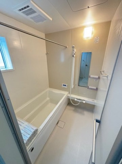 【浴室】 | 佐伯区五日市町大字上河内【平屋】 | ゆったりした浴槽は、足を伸ばしてゆったり湯船につかることができます。
浴室暖房換気乾燥機付きで雨や夜のお洗濯にも大活躍♪