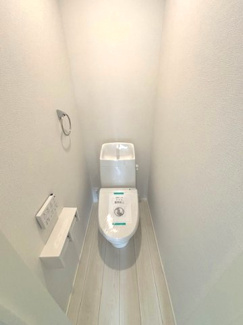 【トイレ】 | 佐伯区五日市町大字上河内【平屋】 | シンプルなデザインはお掃除やしやすく衛生的。温水洗浄便座付き