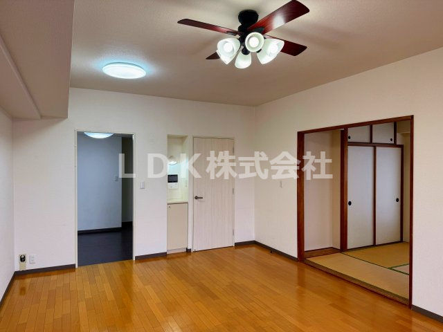 【居間・リビング】 | 柏東パーク・ホームズ | LDK16.6帖＋和室6.0帖／間続きのため広々空間