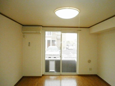 【居間・リビング】 | サン・ロードⅣ | こちらのリビングで趣味の時間をお楽しみください