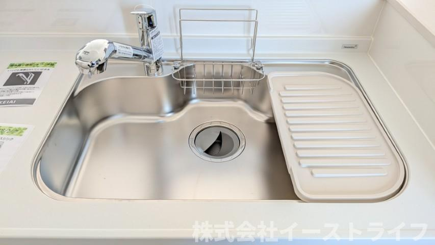 【新築戸建】　いわき市平中神谷1期　全4棟　平屋タイプのキッチン|使いやすいシステムキッチンなので、家事の時短に繋がり、その分お子様とのふれ合い時間が増えます！