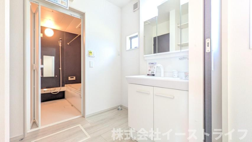 【新築戸建】　いわき市平中神谷1期　全4棟　平屋タイプの独立洗面台|収納たっぷりの三面鏡付き洗面台です。