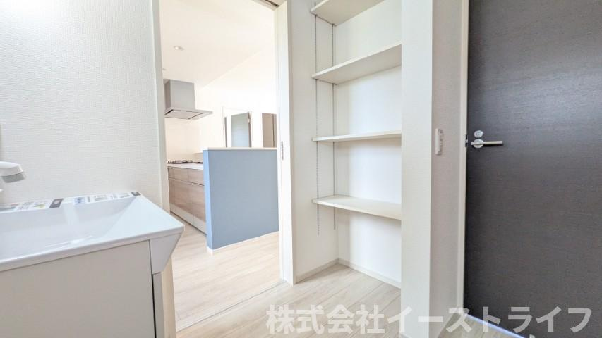 【新築戸建】　いわき市平中神谷1期　全4棟　平屋タイプの脱衣所|洗面台の後ろには備え付けの収納棚があり、大変便利です