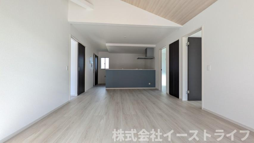 【新築戸建】　いわき市平中神谷1期　全4棟　平屋タイプの居間・リビング|アクセントクロスと天井クロスがおしゃれなリビングです。スタイリッシュな空間はお友達にも自慢出来ますね！