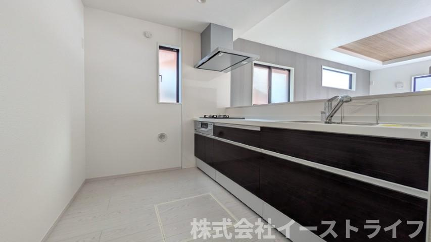 【新築戸建】　いわき市平中神谷1期　全4棟のキッチン|1号棟写真　部屋の雰囲気にマッチしたおしゃれなシステムキッチンです！対面式キッチンなので家族の様子を見ながらお料理出来ます！