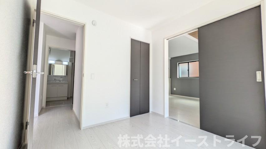 【新築戸建】　いわき市平中神谷1期　全4棟の洋室|1号棟写真　1階リビング隣の4.5帖の洋室です。玄関から直接部屋に入ることができます。