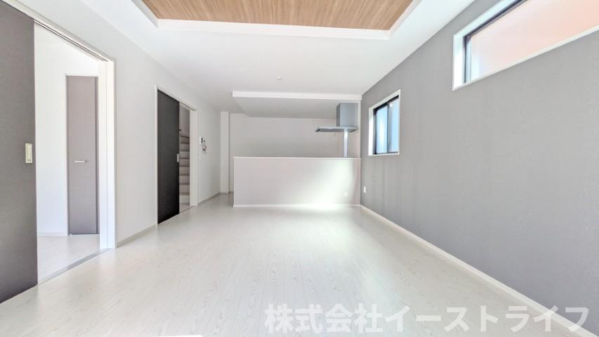 【新築戸建】　いわき市平中神谷1期　全4棟の居間・リビング|1号棟写真　アクセントクロスと天井クロスがおしゃれなリビングです。スタイリッシュな空間はお友達にも自慢出来ますね！