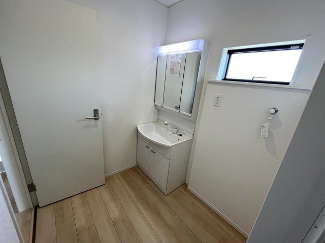 【洗面所】 | 西岐波小学校に通える新築戸建　宇部市床波４丁目　第３－１号棟　クレイドルガーデン　アーネストワン | シャンプードレッサーはシャワーヘッドが伸びるタイプ