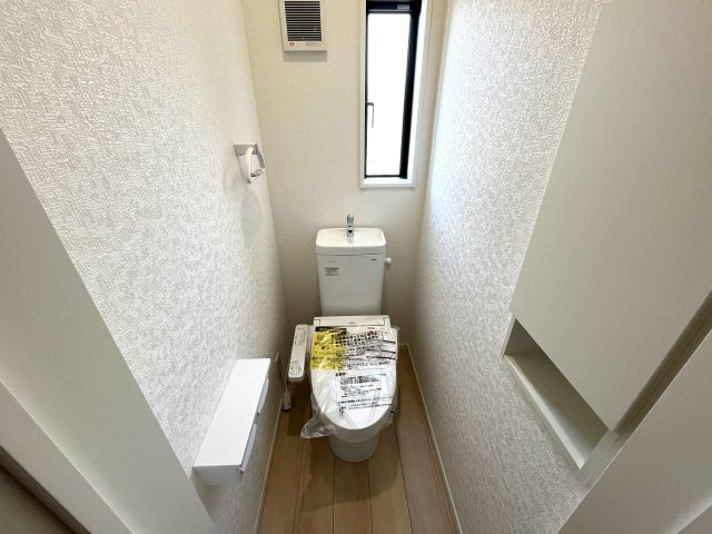 【トイレ】 | 西岐波小学校に通える新築戸建　宇部市床波４丁目　第３－１号棟　クレイドルガーデン　アーネストワン | シャワートイレは節水型タイプ。１階と２階の２カ所あります